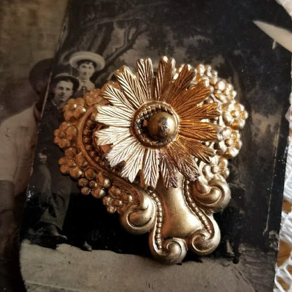 Relisted - Vintage ornate dress clip gold tone - Picture 2 of 7